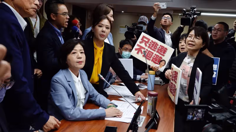 吳思瑤被陳玉珍熊抱架離質詢台！委屈喊「好想吐」　挨酸：不演八點檔太可惜