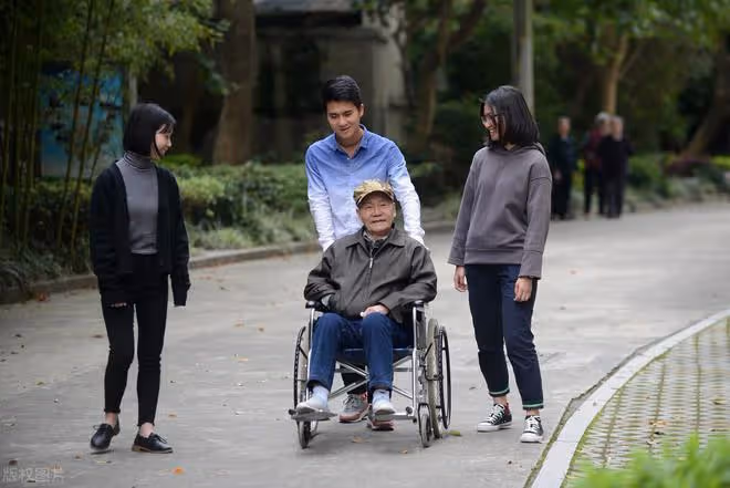 為什麼不建議子女長期照顧生病老人？過來人的經歷，是最好的警示