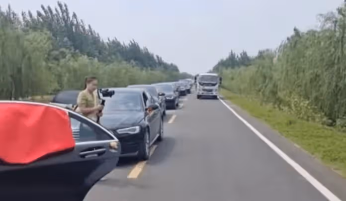 禮車開一半被新娘叫停！ 她下車「朝路邊行跪拜大禮」，眾人一看百感交集…