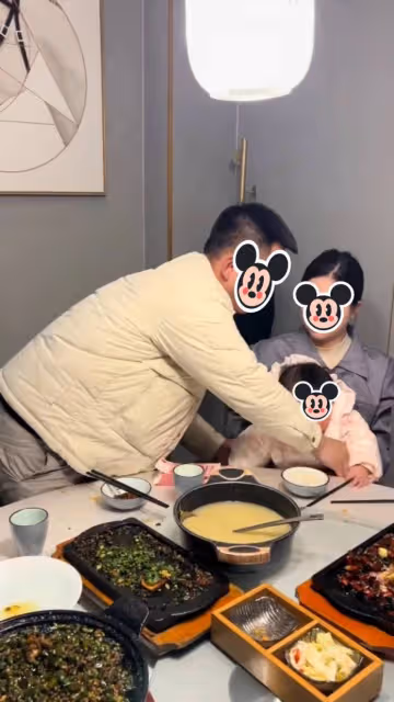 我二婚還帶著個兒子!老公帶我赴家宴,夾菜的時候被小姑阻攔:「老公的舉動」讓我淚崩