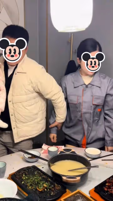 我二婚還帶著個兒子!老公帶我赴家宴,夾菜的時候被小姑阻攔:「老公的舉動」讓我淚崩