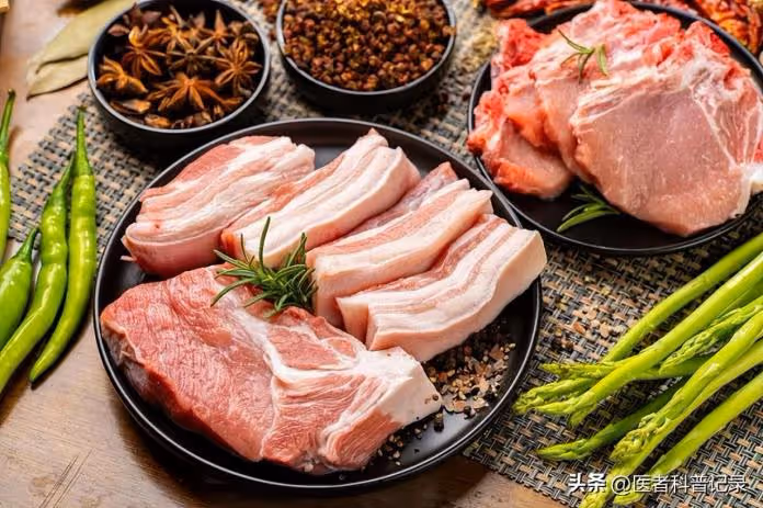 37歲女愛吃肉！突然腹部不適「罹患腸癌」　醫生提醒「2種肉」確實要少吃