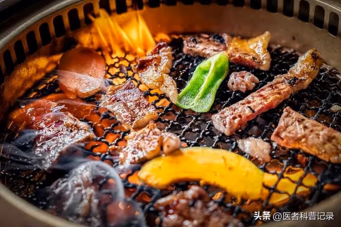 37歲女愛吃肉！突然腹部不適「罹患腸癌」　醫生提醒「2種肉」確實要少吃