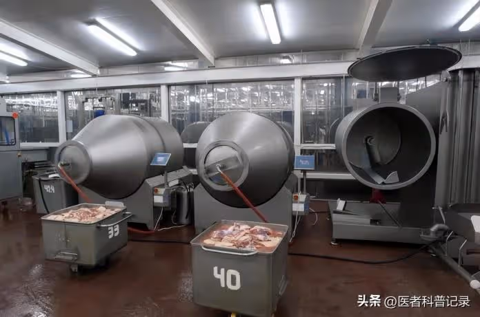 37歲女愛吃肉！突然腹部不適「罹患腸癌」　醫生提醒「2種肉」確實要少吃