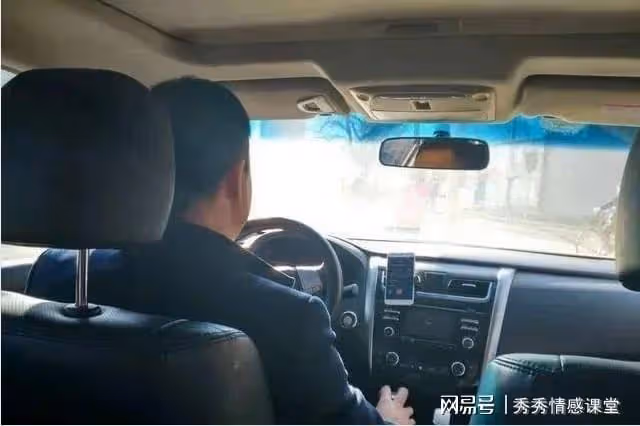 開學第一天,鄰居讓我把她家孩子捎去學校我假裝沒聽見,開車就跑