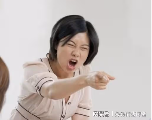 我去上班,鄰居堵在門口讓我捎她一程,我假裝沒聽見開車就跑