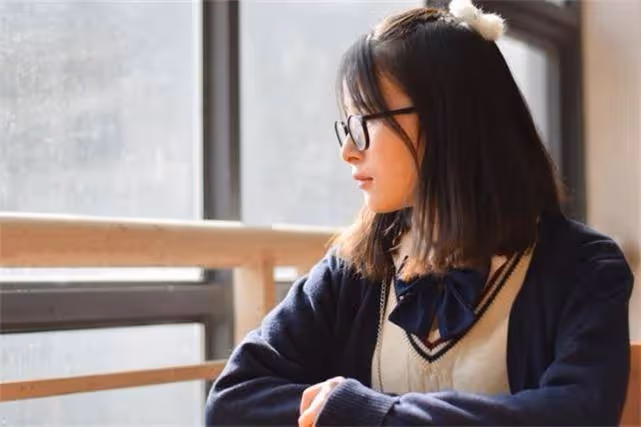 父母偏心還理所當然:你工資不高,先請假半個月,不行就辭職