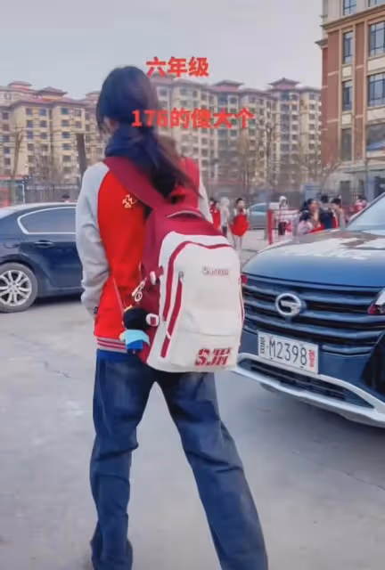 6年級女兒身高176,和身高178的爸爸手牽手走在一起,像極了情侶