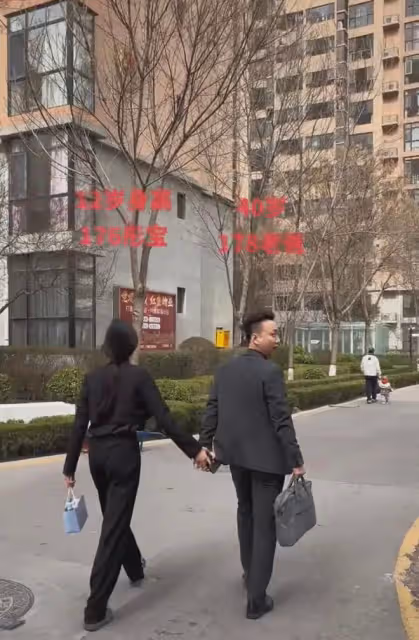 6年級女兒身高176,和身高178的爸爸手牽手走在一起,像極了情侶