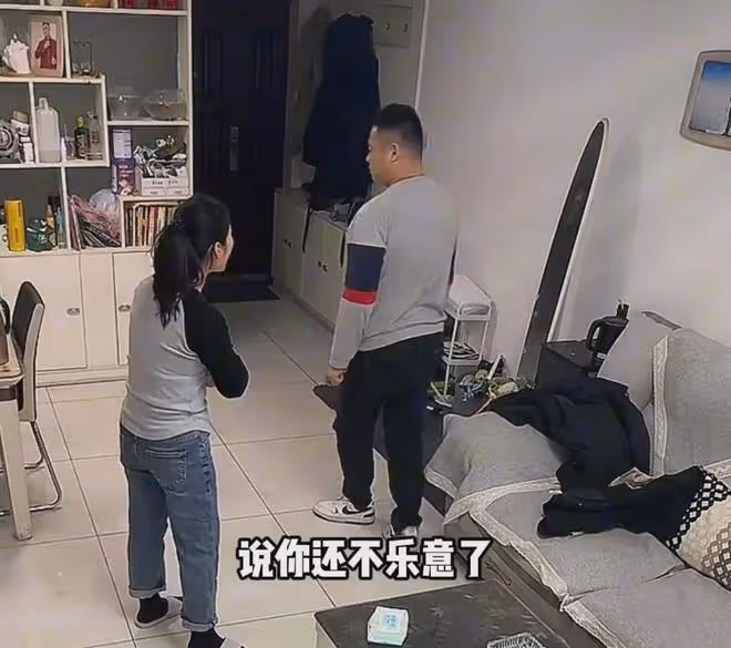 丈夫心情不好在客廳抽菸,被妻子怒砸東西破口大罵,一句話太無奈