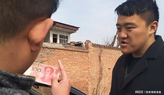鄰居兒子考上大學沒錢讀,我偷塞給他1000塊,如今他卻這樣報答我