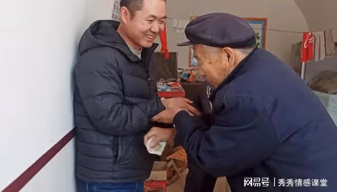 鄰居兒子考上大學沒錢讀,我偷塞給他1000塊,如今他卻這樣報答我