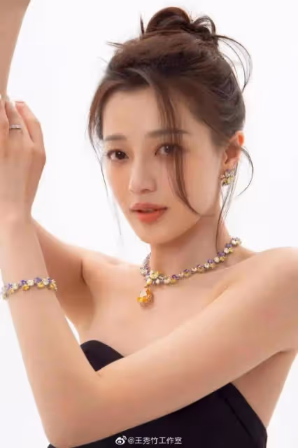 王秀竹靚麗寫真美爆了!雪膚玉貌大長腿絕對性感撩人