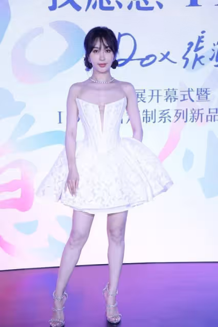 李菲兒的「腰臀比」簡直逆天,穿蓬蓬裙扮嫩少女感滿滿,清純可愛