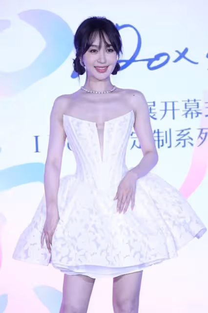 李菲兒的「腰臀比」簡直逆天,穿蓬蓬裙扮嫩少女感滿滿,清純可愛