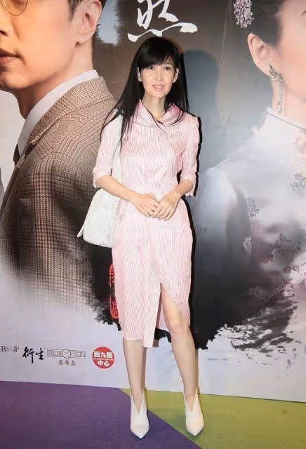 周慧敏才是「漫畫腿」元祖,50+卻有著20歲的腿,穿上短裙太撩人