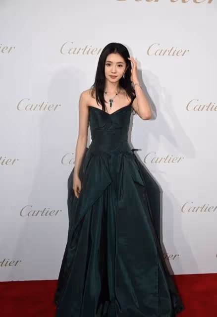 「00後謀女郎」劉浩存不一般,墨綠色禮裙都能穿出純欲風,太驚艷