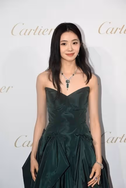 「00後謀女郎」劉浩存不一般,墨綠色禮裙都能穿出純欲風,太驚艷