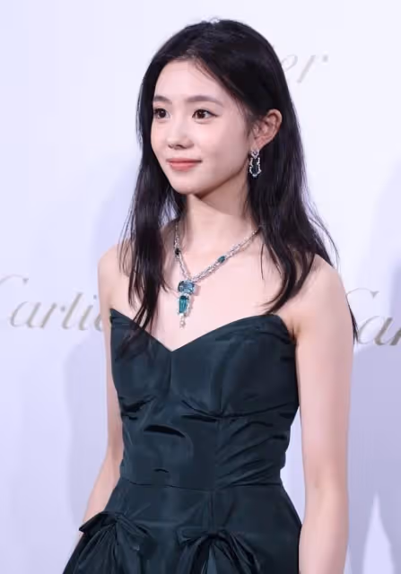 「00後謀女郎」劉浩存不一般,墨綠色禮裙都能穿出純欲風,太驚艷