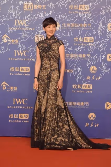 「阿姨輩」的徐帆原來這麼敢穿,一襲蕾絲旗袍長裙,S曲線藏不住