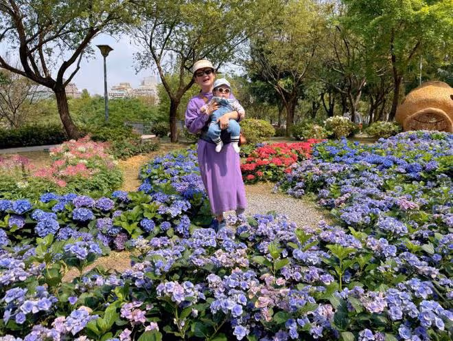 任家萱帶6個月兒子出遊,小腰果顏值高像媽媽,全身胖嘟嘟超可愛