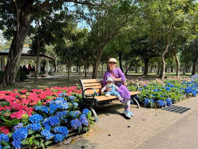 任家萱帶6個月兒子出遊,小腰果顏值高像媽媽,全身胖嘟嘟超可愛