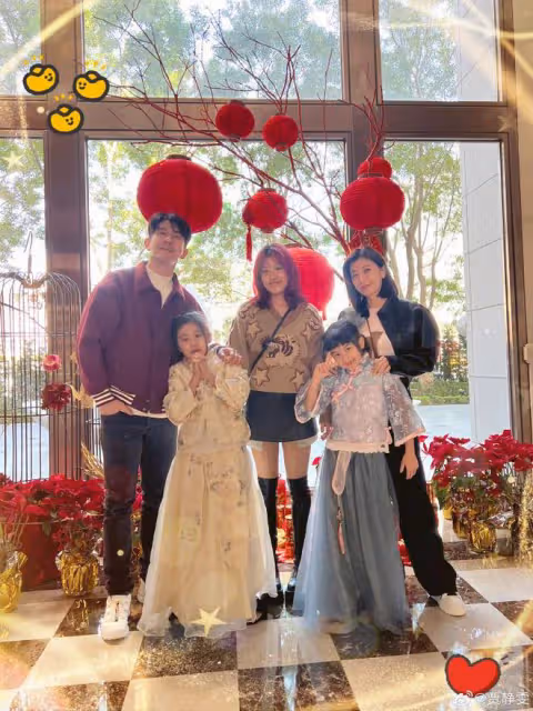 賈靜雯迪士尼為小女兒慶生,波妞豁牙做鬼臉,被倆姐姐夾吻超有愛