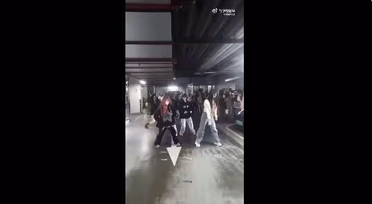 ENHYPEN機場遭手機打頭! 陸私生追到飯店「堵停車場還邊跳舞」