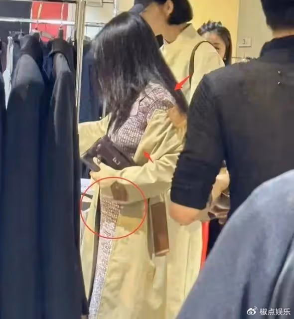 39歲京圈公主朱珠逛特賣會,身形臃腫和精修圖反差大,拮据生活疑曝光
