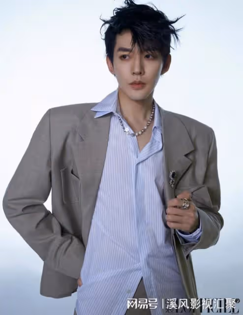 鄧為3月時裝封面,全套高定迪奧上身,蛇系美男超魅惑,手太美了