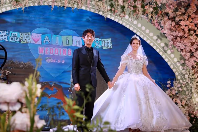黃品源生日送上高清婚禮照讓老婆下腰　新娘連換3套美爆了