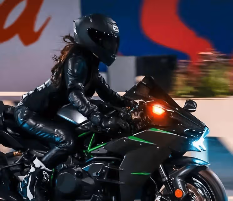 身材驚艷:玩機車,腿長1.8米!完美身姿,令人驚嘆不已!
