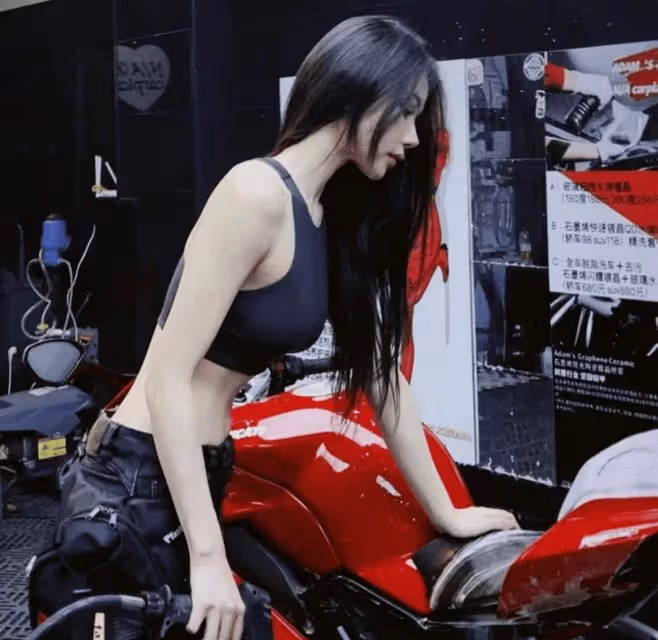 身材驚艷:玩機車,腿長1.8米!完美身姿,令人驚嘆不已!