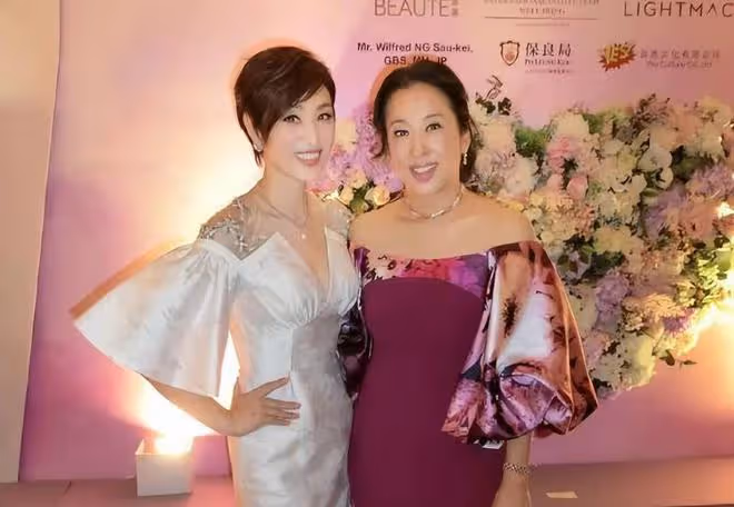 看了65歲朱玲玲近照，才知道年輕美貌在「富貴相」面前不值一提