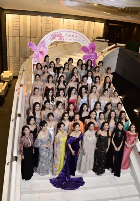 看了65歲朱玲玲近照，才知道年輕美貌在「富貴相」面前不值一提