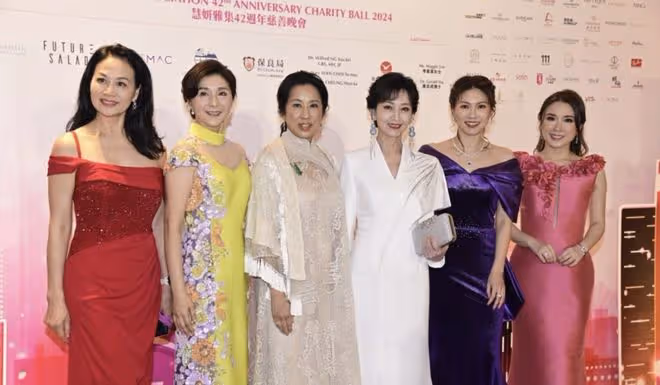 看了65歲朱玲玲近照，才知道年輕美貌在「富貴相」面前不值一提