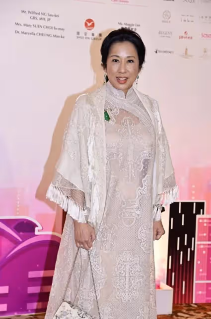 看了65歲朱玲玲近照，才知道年輕美貌在「富貴相」面前不值一提