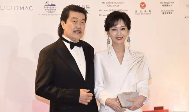 看了65歲朱玲玲近照，才知道年輕美貌在「富貴相」面前不值一提