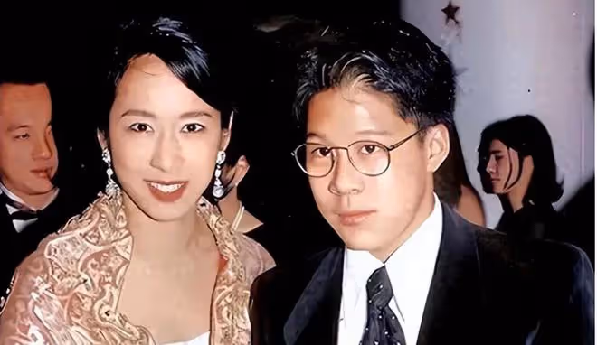 看了65歲朱玲玲近照，才知道年輕美貌在「富貴相」面前不值一提