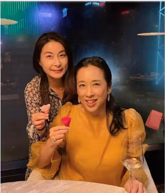 看了65歲朱玲玲近照，才知道年輕美貌在「富貴相」面前不值一提