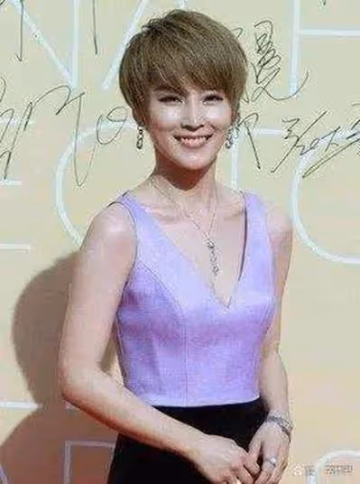 洪金寶不認識謝楠，她搬出老公說是吳京老婆，吳京急忙起身鞠躬