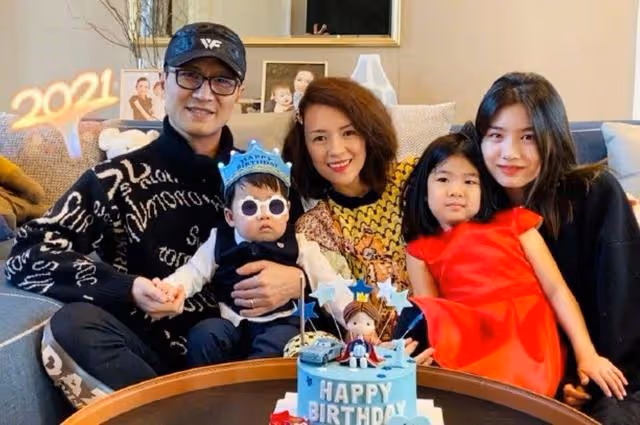 章子怡母子參加聚會!兒子頭髮濃密不像汪峰,在媽媽懷裡嬉笑打鬧