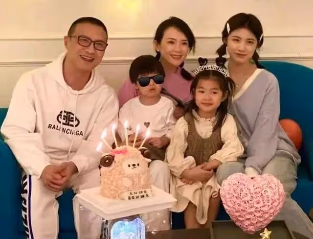 章子怡母子參加聚會!兒子頭髮濃密不像汪峰,在媽媽懷裡嬉笑打鬧