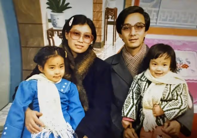 王珞丹家庭合照,與媽媽似姐妹花,一家四口都是高顏值