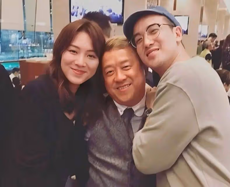 演技進步明顯!TVB高顏值花旦新劇穿小背心拍親熱戲,吻到嘴唇變形