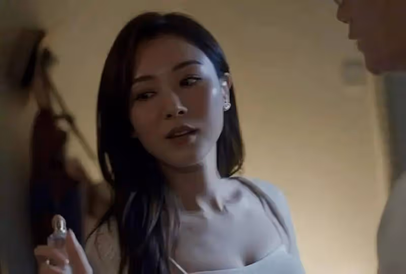 演技進步明顯!TVB高顏值花旦新劇穿小背心拍親熱戲,吻到嘴唇變形