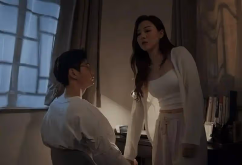 演技進步明顯!TVB高顏值花旦新劇穿小背心拍親熱戲,吻到嘴唇變形