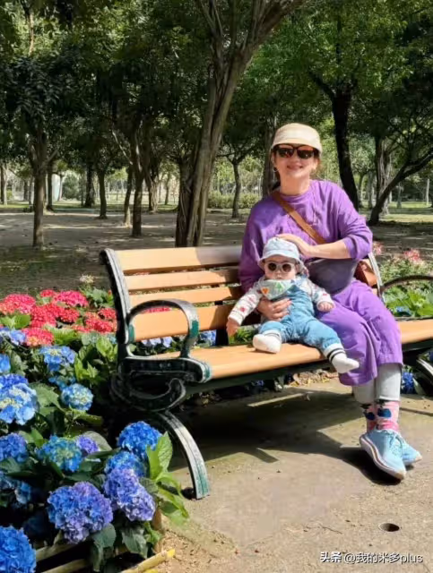 Selina帶6個月兒子逛公園，身上綁腰凳太接地氣，小腰果特別壯實