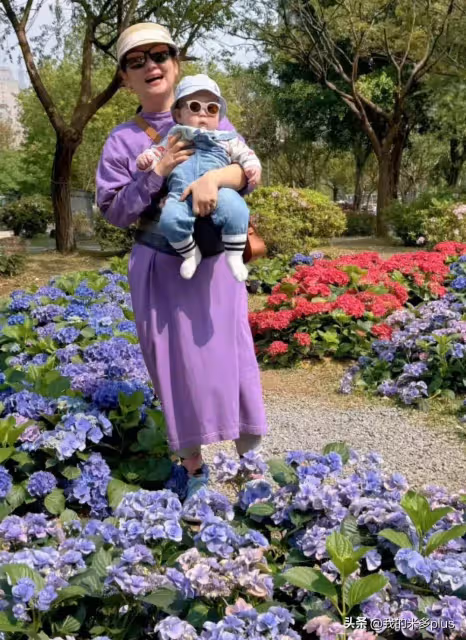 Selina帶6個月兒子逛公園，身上綁腰凳太接地氣，小腰果特別壯實