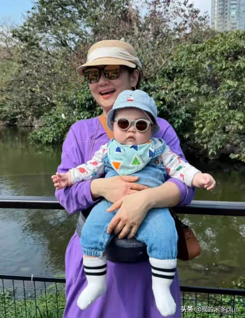 Selina帶6個月兒子逛公園，身上綁腰凳太接地氣，小腰果特別壯實
